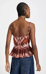 Top de punto Le Lis Blanc con tirantes finos, escote recto, ajuste ceñido al cuerpo y diseño con peplum en la parte inferior. Presenta un estampado geométrico en tonos rosado, marrón y beige.