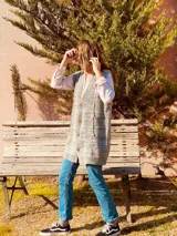 Chaleco largo de punto color gris, con botones y flores bordadas a mano.