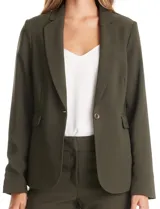 Blazer sastrero de corte entallado en color beige. Presenta cuello con solapa clásica, cierre frontal con un botón a tono, hombreras ligeras para una estructura definida y bolsillos laterales con solapa. Incluye forro interno.