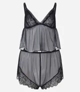 Conjunto de pijama tipo short doll compuesto por una blusa con escote en V y breteles regulables, y un short con cintura elástica. Ambas piezas están confeccionadas en tul transparente con delicados detalles de encaje en el escote y el ruedo.