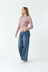 Remera de manga larga y cuello alto, confeccionada en tejido de punto acanalado color negro.