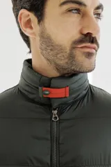 Campera puffer color verde militar, con cuello alto y cierre frontal.