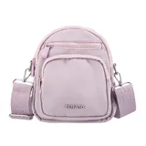 Bandolera pequeña color beige con correa ancha ajustable con el logo de la marca.