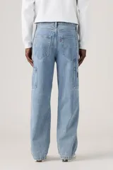 Jeans Levis modelo 568 Loose Straight Carpenter de calce holgado y recto, color azul claro con lavado desgastado, tiro medio y estilo carpintero con bolsillos laterales utilitarios.