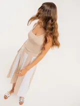 Falda midi color beige con paneles verticales blancos.