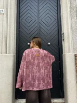 Sweater holgado de punto con efecto acid wash, cuello redondo y mangas largas.