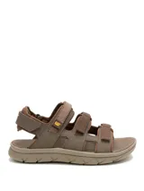Sandalias Caterpillar modelo Cadent para hombre, color marrón, fabricadas con capellada de cuero y textil con detalles de nailon. Cuentan con múltiples tiras ajustables con velcro, plantilla de espuma EVA y suela de goma con ranuras para mayor tracción.