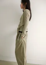 Cardigan cruzado de punto fino en color verde militar, con cuello en V, manga larga y cierre de lazo lateral.