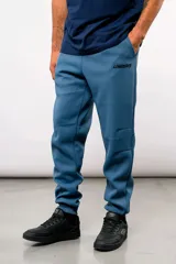 Pantalón de jogging Umbro Downtown color celeste, con bolsillos laterales, puños elásticos en los tobillos y logo de la marca bordado en negro en la pierna izquierda.