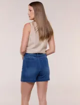 Short de jean azul de tiro medio y calce cómodo con elasticidad, con pretina, pasadores, bolsillos y ruedo con dobladillo ancho.