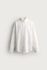 Camisa celeste de lino de corte regular fit, con cuello abotonado, manga larga y cierre frontal de botonadura.