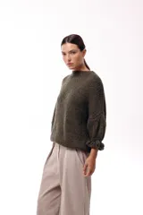 Sweater de tejido de punto con silueta relajada, cuello redondo y mangas tres cuartos abullonadas con puños ajustados.