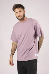 Remera de manga corta, corte oversize, color gris oscuro con efecto lavado o acid wash.