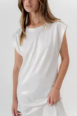 Vestido midi blanco de poliéster y spandex, corte recto y mangas cortas.