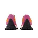 Championes New Balance 327 de dama, con capellada de nylon color naranja y superposiciones de gamuza color fucsia. Logo "N" asimétrico en color blanco y suela de goma negra con diseño texturizado.