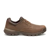 Zapato de estilo urbano Caterpillar, confeccionado en cuero color marrón, con cordones al tono, cuello acolchado y suela de goma dentada para mayor tracción.