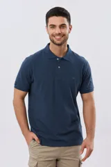 Remera polo lisa de piqué en color bordó, con cuello camisero, cierre frontal con botones y mangas cortas.