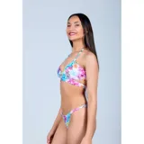Bikini de dos piezas con estampado floral multicolor. El top es de estilo triángulo con diseño cruzado en la parte inferior y tiras ajustables al cuello. La parte inferior es de corte tanga.