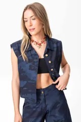 Chaleco de jean liviano con estampado camuflado, con ajustes en la espalda.