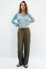 Pantalón recto de lino color verde militar, de tiro medio con cintura elástica ajustable mediante cordón y bolsillos delanteros.