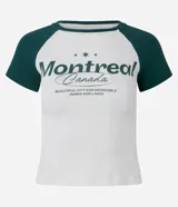 Remera de algodón con diseño tipo ringer, de corte ajustado y mangas cortas con sisa raglán en color verde oscuro. Presenta estampa frontal con lettering Montreal y detalles en color blanco.
