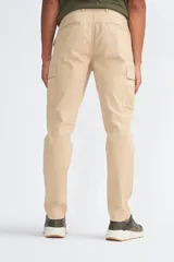 Pantalón cargo de corte recto en color beige, con bolsillos laterales tipo cargo con solapa y cierre de botón. Confeccionado en tela resistente, ideal para un look casual y funcional.