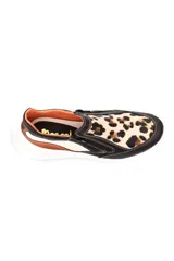 Zapatilla deportiva marrón de cuero liso con detalles en beige y plateado. Presenta cierre lateral y suela gruesa blanca.