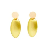Aros colgantes con forma geométrica, con un círculo pequeño color crema en la parte superior y una forma ovalada grande color dorado en la parte inferior.