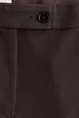Pantalón tobillero de color marrón, con ajuste ceñido, raya frontal y posterior, cintura estándar, bolsillos al bies y piernas con corte bootcut.