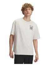 Remera de corte oversize color beige, con cuello redondo acanalado y hombros caídos. Presenta un gráfico estampado en el pecho con el logo de Under Armour integrado en un diseño inspirado en el baloncesto.