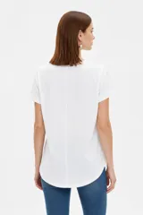 Remera de manga corta color blanco con cuello redondo y dobladillo redondeado.