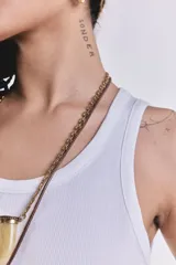 Musculosa básica blanca de tejido morley, corte al cuerpo y escote redondo.