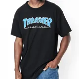 Remera de manga corta Thrasher con cuello redondo y estampa frontal del logo clásico de la marca en color celeste con contorno oscuro.