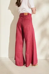 Pantalón de lino blanco de corte wide leg, con diseño amplio y costuras pespunteadas a contratono.