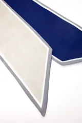 Pañuelo corbatero de seda con diseño de bloques de color en azul marino, verde oscuro, bordó y beige, con bordes en gris claro.