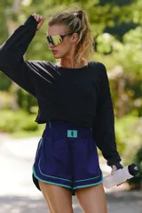 Buzo de manga larga color negro, con cuello redondo y puños con orificios para los pulgares.