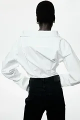 Jean tobillero de cinco bolsillos en denim de algodón rígido, con piernas rectas y tiro alto.