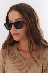 Lentes de sol con marco negro y patillas color carey.