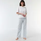 Pantalón de pijama de corte recto y holgado, confeccionado en tela de popelina con estampado de rayas verticales finas en tonos azul y blanco. Cuenta con cintura elástica para mayor comodidad.