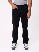 Jean de corte recto, color negro, con cierre de botón y cremallera, y bolsillos laterales y traseros.