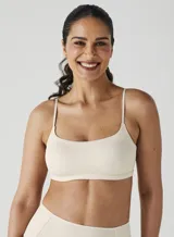 Top color natural de tejido de punto acanalado con breteles finos.