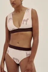 Bombacha de bikini de tiro alto con estampado de cebras en color rosa y marrón.