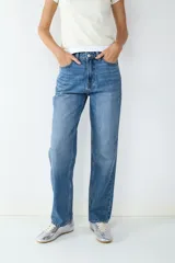 Jeans de tiro alto y corte recto, con diseño clásico de cinco bolsillos, cierre de cremallera y botón metálico.