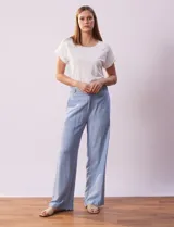 Pantalón largo celeste de lino, marca Zac & Rachel, corte wide leg, pretina con botones, cierre y broche metálico, bolsillos verticales delanteros y bolsillos simulados traseros.