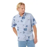 Camisa de manga corta Rip Curl modelo Aots Ty Williams Shirt, color celeste con estampado gráfico de bloques y olas en tonos de azul.