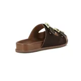 Sandalias tipo Birkenstock de gamuza color cacao, con dos tiras ajustables con hebillas metálicas doradas y base de corcho sintético.