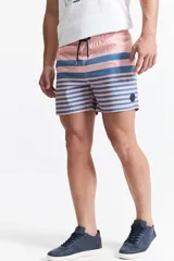 Short de baño celeste con estampado de motivos marinos en blanco. Tiene cintura elástica con cordón ajustable, dos bolsillos laterales y uno trasero.