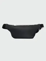 Riñonera de cuero granulado negro con cierre metálico plateado y logo de la marca grabado en el frente.