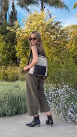 Mochila urbana de diseño combinado, confeccionada en tela resistente con bolsillo frontal y detalles en cuero sintético. Cuenta con compartimento principal con cierre y correas ajustables.