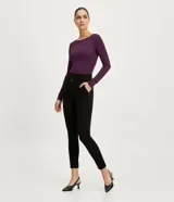 Body de manga larga con escote bote, confeccionado en tejido de media malla suave y elástico. Presenta un diseño ajustado al cuerpo con cierre en el entrepiernas.